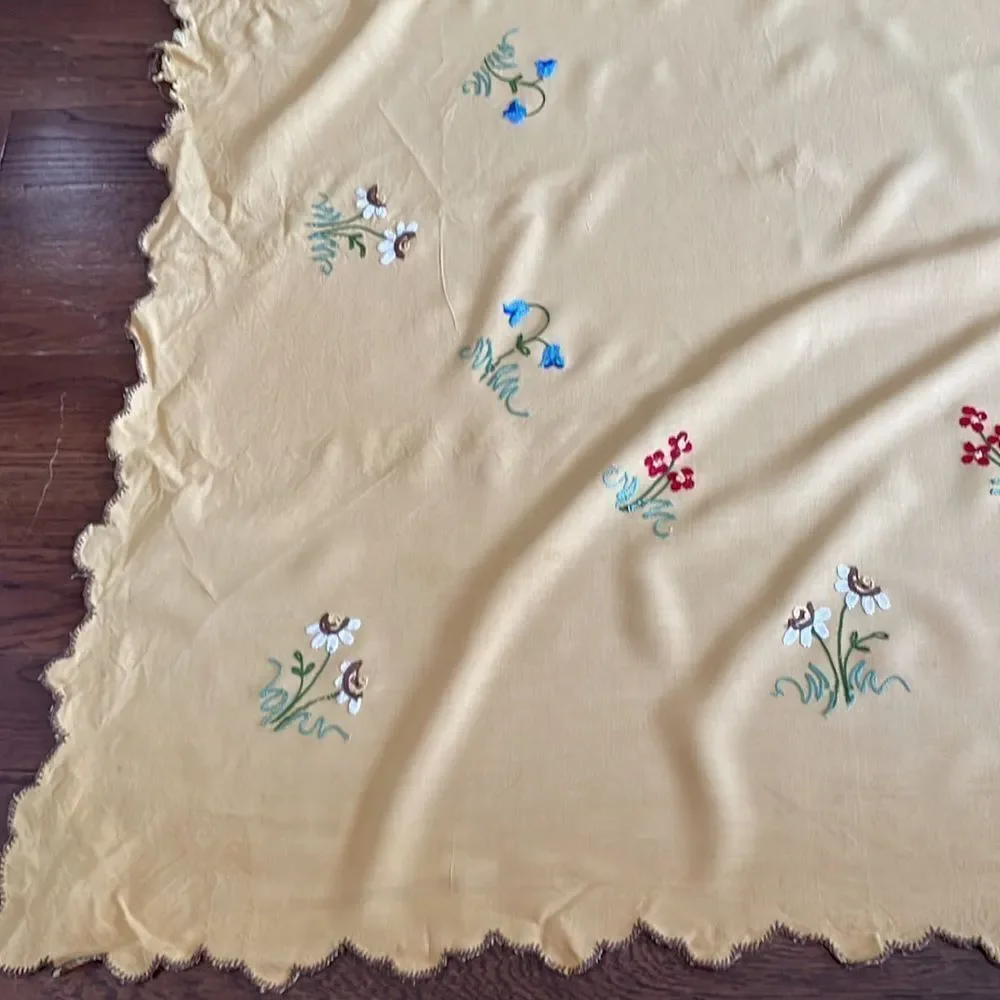 Vintage gold‎ floral embroidered small tablecloth with 4 napkins